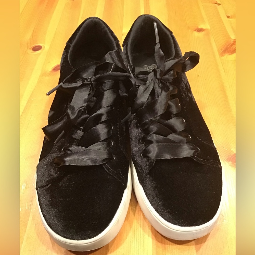 BLACK VELVET SNEAKERS WITH RIBBON LACES WOMEN’S SZ 9-1/2 GOTH BRASH - Picture 7 of 9